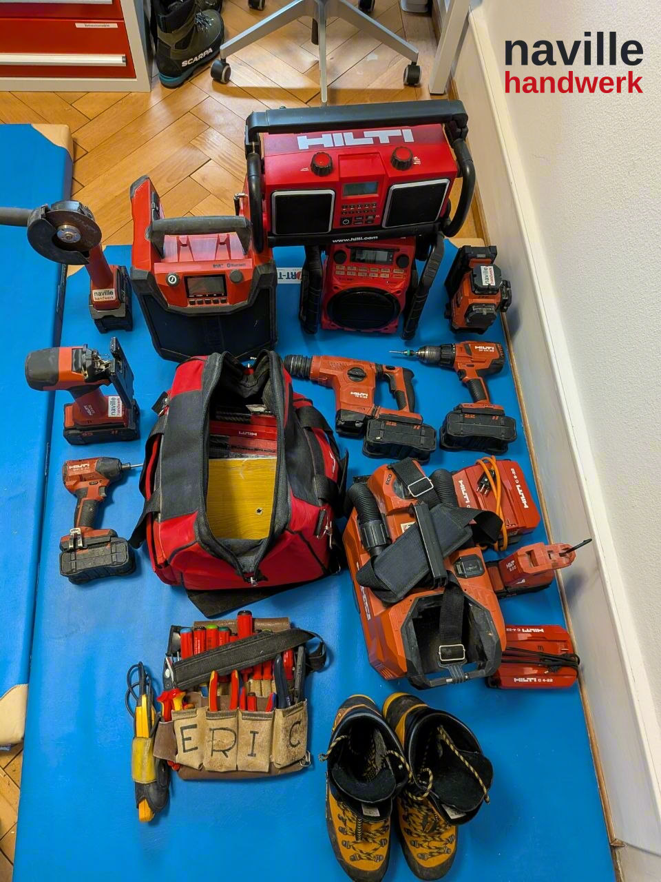 Ausgelegte Ausrüstung: Hilti-Nuron-Maschinen 22 Volt mit Akkus und Ladegeräten, Werkzeugtasche, Werkzeuggurt und Sicherheitsschuhe.